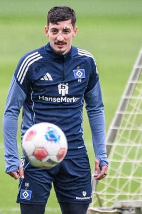Giorgi Gocholeishvili HSV with facial injury on the ball Germany , Hamburg , Volksparkstadion , Training ground football , 1 Bundesliga , Training of Hamburger SV
