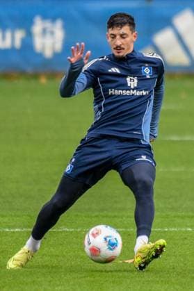 Giorgi Gocholeishvili HSV with facial injury on the ball Germany , Hamburg , Volksparkstadion , Training ground football , 1 Bundesliga , Training of Hamburger SV