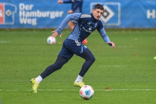 Giorgi Gocholeishvili HSV with facial injury on the ball Germany , Hamburg , Volksparkstadion , Training ground football , 1 Bundesliga , Training of Hamburger SV