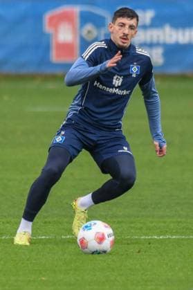 Giorgi Gocholeishvili HSV with facial injury on the ball Germany , Hamburg , Volksparkstadion , Training ground football , 1 Bundesliga , Training of Hamburger SV