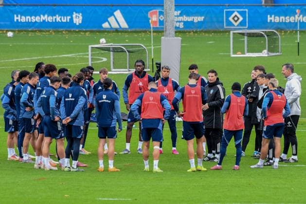 Coach Merlin Polzin speaks to the players HSV Germany , Hamburg , Volksparkstadion , Training ground soccer , 1 Bundesliga , Training of Hamburger SV