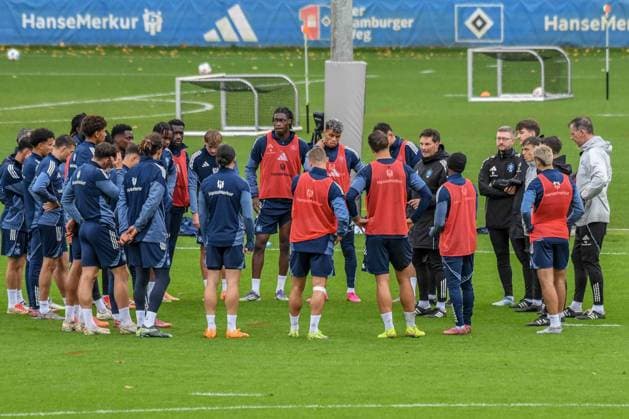 Coach Merlin Polzin speaks to the players HSV Germany , Hamburg , Volksparkstadion , Training ground soccer , 1 Bundesliga , Training of Hamburger SV