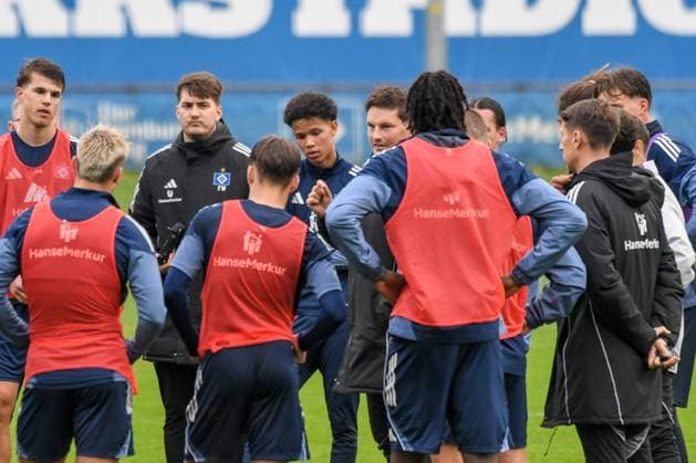 Coach Merlin Polzin speaks to the players HSV Germany , Hamburg , Volksparkstadion , Training ground soccer , 1 Bundesliga , Training of Hamburger SV