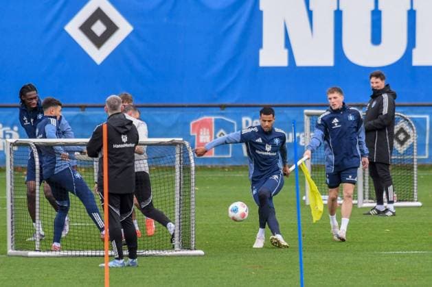 Glatzel Robert scores with a trick shot Emir Sahiti HSV Germany , Hamburg , Volksparkstadion , Training ground football , 1 Bundesliga , Training of Hamburger SV