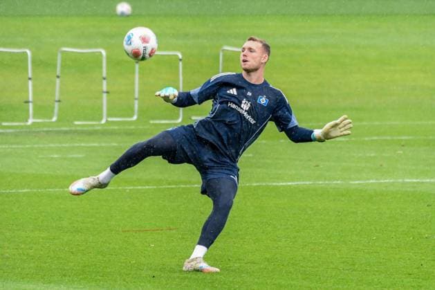 Peretz Daniel HSV on the ball Germany , Hamburg , Volksparkstadion , Training ground soccer , 1 Bundesliga , Training of Hamburger SV