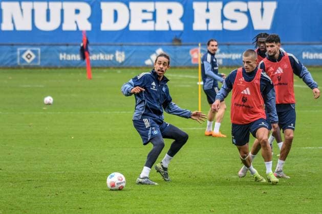 Yussuf Poulsen Miro Muheim Daniel Elfadli HSV on the ball Germany , Hamburg , Volksparkstadion , Training ground football , 1 Bundesliga , Training of Hamburger SV