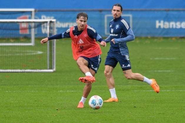 Henri Schümann HSV on the ball Germany , Hamburg , Volksparkstadion , Training ground soccer , 1 Bundesliga , Training of Hamburger SV