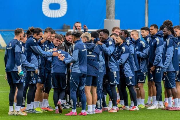 Fabio Vieira HSV must trellis through his teammates Germany , Hamburg , Volksparkstadion , Training ground Football , 1 Bundesliga , Training of Hamburger SV