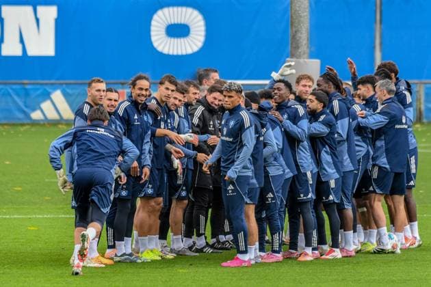 Fernando Dickes HSV must trellis through the teammates Germany , Hamburg , Volksparkstadion , Training ground football , 1 Bundesliga , Training of Hamburger SV