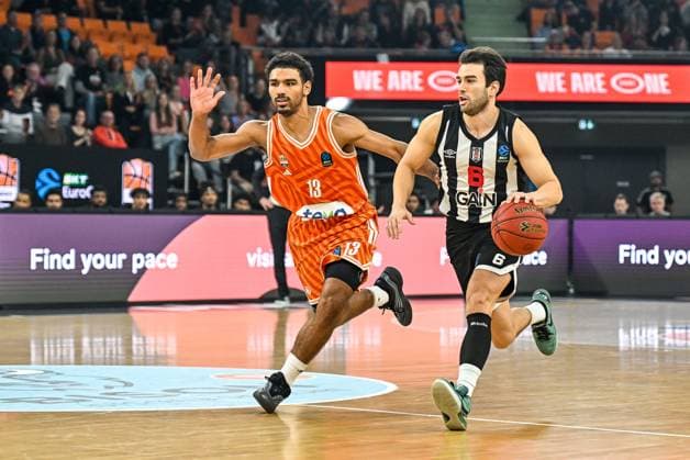 GER, EuroCup, ratiopharm Ulm vs Besiktas GAIN Istanbul 21 10 2025, ratiopharm arena, Neu Ulm, GER, EuroCup, ratiopharm Ulm vs Besiktas GAIN Istanbul, pictured Mark Smith Ulm, 13 , Berk Ugurlu Istanbul, 6 nordphotoxGmbHx xHafner nph00200