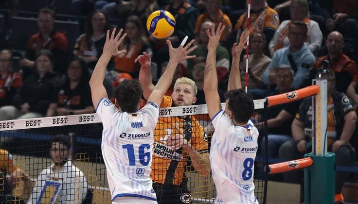 Ruben Schott in attack, Simon Tabermann watch retrieval, Aleksa Batak duel Match scene Action Sport Volleyball Bundesliga Men 1 Matchday Season 2025 2026 21 10 2025 BR Volleys Berlin BRV vs VfB Friedrichshafen