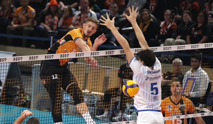 Florian Krage Brewitz in attack, Louis Kunstmann duel Match scene Action Sport Volleyball Bundesliga Men 1 Matchday Season 2025 2026 21 10 2025 BR Volleys Berlin BRV vs VfB Friedrichshafen
