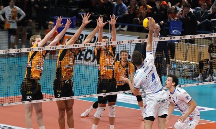 Tim Peter in attack, Fedor Ivanov, Matthew Knigge, Moritz Reichert in block duel Game scene Action Sport Volleyball Bundesliga Men 1 Matchday Season 2025 2026 21 10 2025 BR Volleys Berlin BRV vs VfB Friedrichshafen