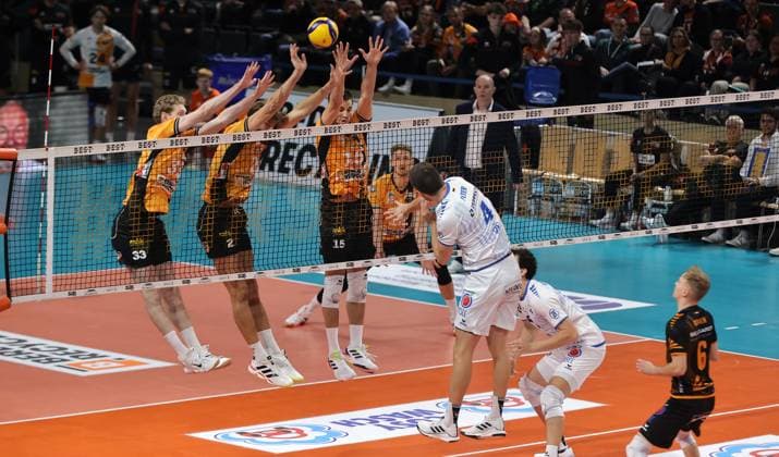 Tim Peter in attack, Fedor Ivanov, Matthew Knigge, Moritz Reichert in block duel Game scene Action Sport Volleyball Bundesliga Men 1 Matchday Season 2025 2026 21 10 2025 BR Volleys Berlin BRV vs VfB Friedrichshafen