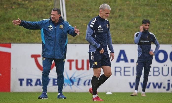 21 10 2025, xmohx, Fußball 3 Liga, 1 FC Saarbrücken Training v l Disappointed coach Alois Schwartz in dialog with Florian Pick Saarbrücken DFL DFB REGULATIONS PROHIBIT ANY USE OF PHOTOGRAPHS as IMAGE SEQUENCES and or QUASI VIDEO Saarbrücken