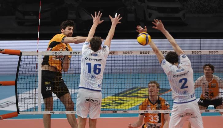 Jake Hanes in attack, Simon Kohn, Gustavo Maciel duel Match scene Action Sport Volleyball Bundesliga Men 1 Matchday Season 2025 2026 21 10 2025 BR Volleys Berlin BRV vs VfB Friedrichshafen
