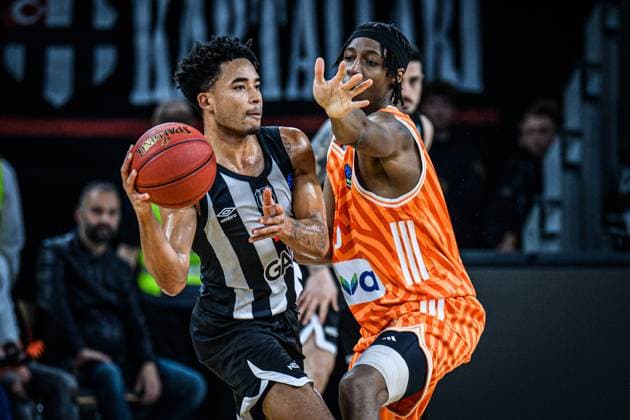 Devon Dotson (Besiktas GAIN Istanbul) und Mohamed Diakite (ratiopharm ulm) im Zweikampf waehrend des EuroCup spiels zwischen ratiopharm ulm v Besiktas GAIN Istanbul in der ratiopharm Arena am 21. October 2025 in Neu-Ulm, Deutschland. (Foto von Harry Langer DeFodi Images) +++ Devon Dotson (Besiktas GAIN Istanbul) und Mohamed Diakite (ratiopharm ulm) battle for the ball during the EuroCup match between ratiopharm ulm v Besiktas GAIN Istanbul at ratiopharm Arena on October 21, 2025 in Neu-Ulm, Germany. (Photo by Harry Langer DeFodi Images) (Photo by Harry Langer DeFodi Images) Devon Dotson Besiktas GAIN Istanbul and Mohamed Diakite ratiopharm ulm battle for the ball during the EuroCup match between ratiopharm ulm v Besiktas GAIN Istanbul at ratiopharm Arena on October 21, 2025 in Neu Ulm, Germany, Germany Photo by Harry Langer DeFodi Images Devon Dotson Besiktas GAIN Istanbul and Mohamed Diakite ratiopharm ulm battle for the ball during the EuroCup match between ratiopharm ulm v Besiktas GAIN Istanbul at ratiopharm Arena on October 21, 2025 in Neu Ulm, Germany Photo by Harry Langer DeFodi Images Photo by Harry Langer DeFodi Images