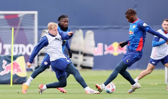 Leipzig, 21 10 2025, Red Bull Training Center at Cottaweg, Academy, Football, Rasenballsport Leipzig, Training RB Leipzig, In the picture from left Xaver Schlager 24, RB Leipzig , Johan Bakayoko 9, RB Leipzig , Ezechiel Banzuzi 6, RB Leipzig ,