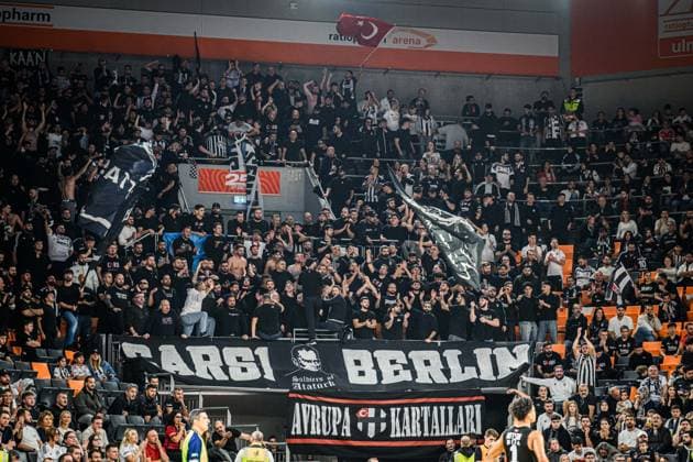 Istanbul fans waehrend des EuroCup spiels zwischen ratiopharm ulm v Besiktas GAIN Istanbul in der ratiopharm Arena am 21. October 2025 in Neu-Ulm, Deutschland. (Foto von Harry Langer DeFodi Images) +++ with flags and banner during the EuroCup match between ratiopharm ulm v Besiktas GAIN Istanbul at ratiopharm Arena on October 21, 2025 in Neu-Ulm, Germany. (Photo by Harry Langer DeFodi Images) (Photo by Harry Langer DeFodi Images) Istanbul fans during the EuroCup match between ratiopharm ulm v Besiktas GAIN Istanbul at ratiopharm Arena on October 21, 2025 in Neu Ulm, Germany Photo by Harry Langer DeFodi Images with flags and banner during the EuroCup match between ratiopharm ulm v Besiktas GAIN Istanbul at ratiopharm Arena on October 21, 2025 in Neu Ulm, Germany Photo by Harry Langer DeFodi Images Photo by Harry Langer DeFodi Images