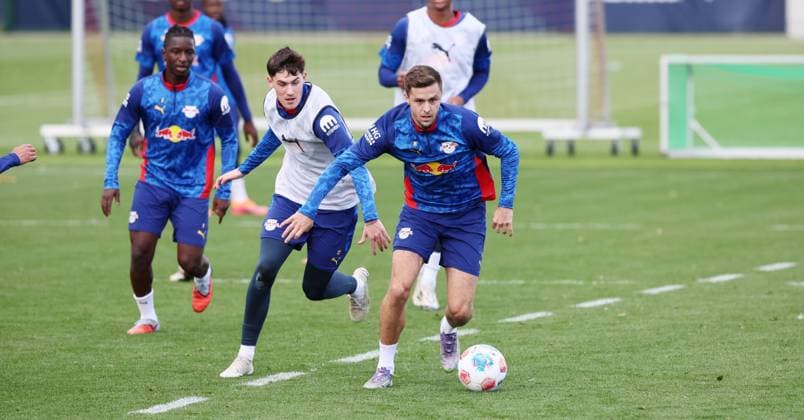Leipzig, 21 10 2025, Red Bull Training Center on Cottaweg, Academy, Football, Rasenballsport Leipzig, Training RB Leipzig, In the picture from left Andrija Maksimovic 33, RB Leipzig , Christoph Baumgartner 14, RB Leipzig ,