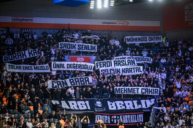 mit Bannern waehrend des EuroCup spiels zwischen ratiopharm ulm v Besiktas GAIN Istanbul in der ratiopharm Arena am 21. October 2025 in Neu-Ulm, Deutschland. (Foto von Harry Langer DeFodi Images) +++ with banner during the EuroCup match between ratiopharm ulm v Besiktas GAIN Istanbul at ratiopharm Arena on October 21, 2025 in Neu-Ulm, Germany. (Photo by Harry Langer DeFodi Images) (Photo by Harry Langer DeFodi Images) with banners during the EuroCup match between ratiopharm ulm v Besiktas GAIN Istanbul at ratiopharm Arena on October 21, 2025 in Neu Ulm, Germany Photo by Harry Langer DeFodi Images with banner during the EuroCup match between ratiopharm ulm v Besiktas GAIN Istanbul at ratiopharm Arena on October 21, 2025 in Neu Ulm, Germany Photo by Harry Langer DeFodi Images Photo by Harry Langer DeFodi Images