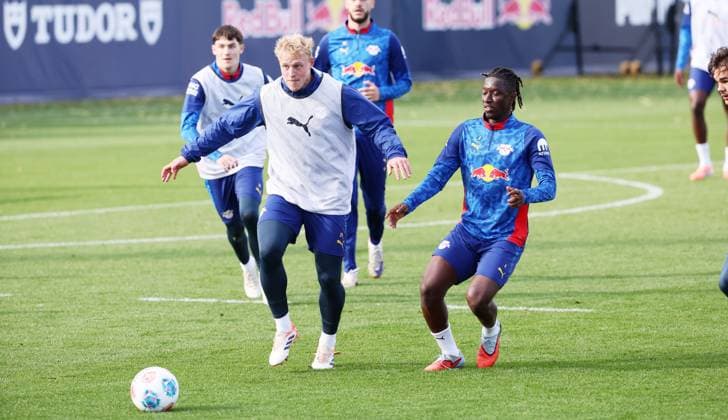 Leipzig, 21 10 2025, Red Bull training center at Cottaweg, academy, football, Rasenballsport Leipzig, training RB Leipzig, In the picture from left Xaver Schlager 24, RB Leipzig , Amadou Haidara 8, RB Leipzig ,