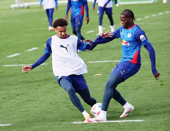 Leipzig, 21 10 2025, Red Bull training center at Cottaweg, academy, football, Rasenballsport Leipzig, training RB Leipzig, In the picture from left Tidiam Gomis 27, RB Leipzig , Castello Lukeba 23, RB Leipzig ,