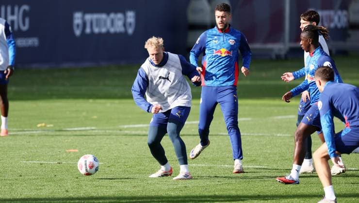 Leipzig, 21 10 2025, Red Bull Training Center on Cottaweg, Academy, Football, Rasenballsport Leipzig, Training RB Leipzig, In the picture from left Xaver Schlager 24, RB Leipzig , Romulo Jose Cardoso da Cruz 40, RBL ,