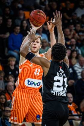 Christian Sengfelder (ratiopharm ulm) und Anthony Brown (Besiktas GAIN Istanbul) im Zweikampf waehrend des EuroCup spiels zwischen ratiopharm ulm v Besiktas GAIN Istanbul in der ratiopharm Arena am 21. October 2025 in Neu-Ulm, Deutschland. (Foto von Harry Langer DeFodi Images) +++ Christian Sengfelder (ratiopharm ulm) und Anthony Brown (Besiktas GAIN Istanbul) battle for the ball during the EuroCup match between ratiopharm ulm v Besiktas GAIN Istanbul at ratiopharm Arena on October 21, 2025 in Neu-Ulm, Germany. (Photo by Harry Langer DeFodi Images) (Photo by Harry Langer DeFodi Images) Christian Sengfelder ratiopharm ulm and Anthony Brown Besiktas GAIN Istanbul battle for the ball during the EuroCup match between ratiopharm ulm v Besiktas GAIN Istanbul at ratiopharm Arena on October 21, 2025 in Neu Ulm, Germany, Germany Photo by Harry Langer DeFodi Images Christian Sengfelder ratiopharm ulm and Anthony Brown Besiktas GAIN Istanbul battle for the ball during the EuroCup match between ratiopharm ulm v Besiktas GAIN Istanbul at ratiopharm Arena on October 21, 2025 in Neu Ulm, Germany Photo by Harry Langer DeFodi Images Photo by Harry Langer DeFodi Images