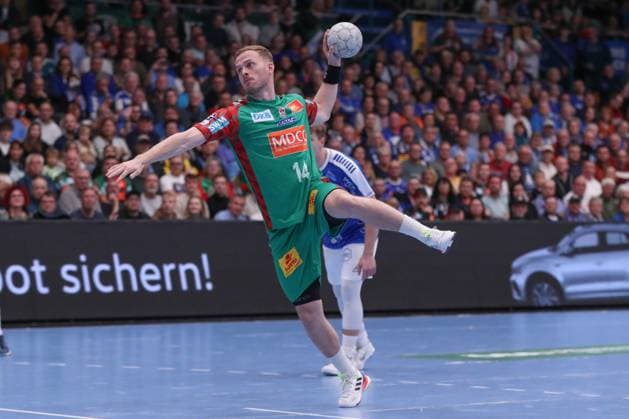 21 10 2025, xgox, Handball DHB Pokal Round 2 Dessau Rosslauer HV 06 SC Magdeburg emspor, v l Omar Ingi Magnusson Magdeburg, 14 at Siebenmeter Dessau