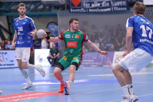 21 10 2025, xgox, Handball DHB Pokal Round 2 Dessau Rosslauer HV 06 SC Magdeburg emspor, v l Elvar Oern Jonsson Magdeburg, 19 on the ball, plays the ball h Dessau