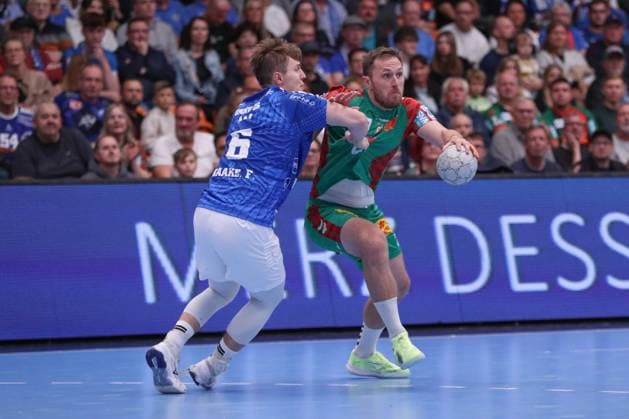 21 10 2025, xgox, Handball DHB Pokal Round 2 Dessau Rosslauer HV 06 SC Magdeburg emspor, v l Fritz Leon Haake Dessau, 6 , Albin Lagergren Magdeburg, 21 duel, duel, fight, tackle Dessau