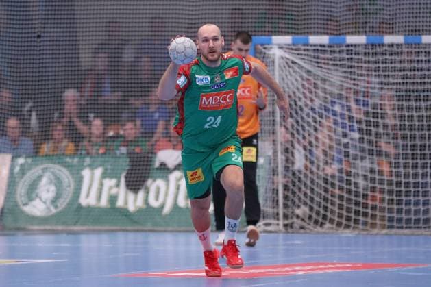 21 10 2025, xgox, Handball DHB Pokal Round 2 Dessau Rosslauer HV 06 SC Magdeburg emspor, v l Christian O Sullivan Magdeburg, 24 on the ball, plays the ball Dessau