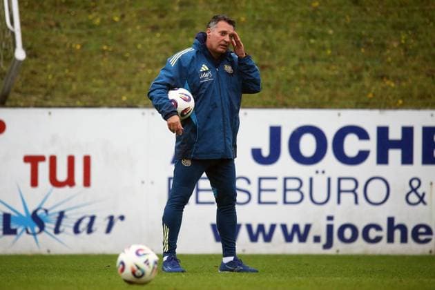 21 10 2025, xmohx, Fußball 3 Liga, 1 FC Saarbrücken Training v l Trainer Alois Schwartz 1 FC Saarbruecken DFL DFB REGULATIONS PROHIBIT ANY USE OF PHOTOGRAPHS as IMAGE SEQUENCES and or QUASI VIDEO Saarbrücken