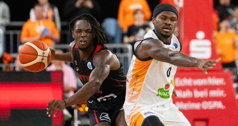 21 10 2025, Basketball, Men, FIBA Europe Cup, Season 2025 26, Group B, 2 Matchday, Rostock Seawolves Windrose Giants Antwerp Rasheed Bello Windrose Giants Antwerp, left against TJ Crockett jr Rostock Seawolves, right Rostock Stadthalle Mecklenburg Vorpommern Germany