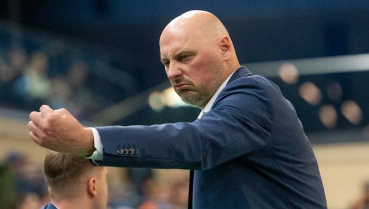 21 10 2025, Basketball, Men, FIBA Europe Cup, Season 2025 26, Group B, 2 Matchday, Rostock Seawolves Windrose Giants Antwerp Coach PrzemysÅaw Frasunkiewicz Rostock Seawolves Rostock Stadthalle Mecklenburg-Vorpommern Germany