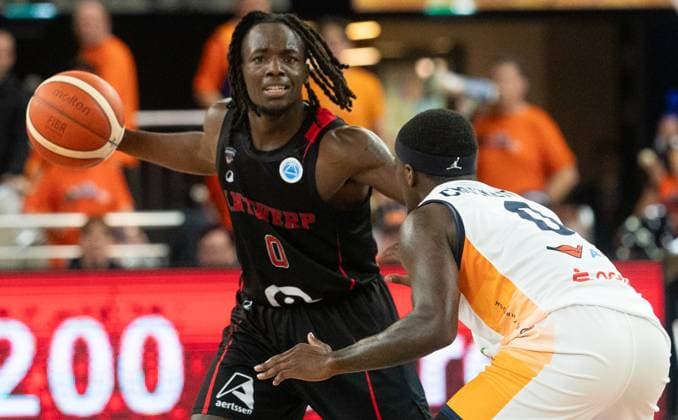 21 10 2025, Basketball, Men, FIBA Europe Cup, Season 2025 26, Group B, 2 Matchday, Rostock Seawolves Windrose Giants Antwerp Rasheed Bello Windrose Giants Antwerp, left against TJ Crockett jr Rostock Seawolves, right Rostock Stadthalle Mecklenburg Vorpommern Germany