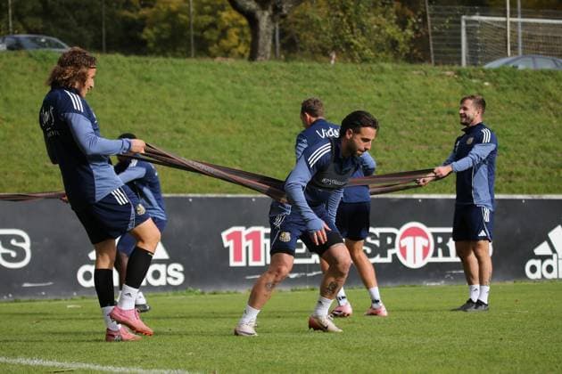 21 10 2025, xmohx, Fußball 3 Liga, 1 FC Saarbrücken Training v l Calogero Rizzuto 1 FC Saarbruecken Tim Civeja 1 FC Saarbruecken DFL DFB REGULATIONS PROHIBIT ANY USE OF PHOTOGRAPHS as IMAGE SEQUENCES and or QUASI VIDEO Saarbrücken