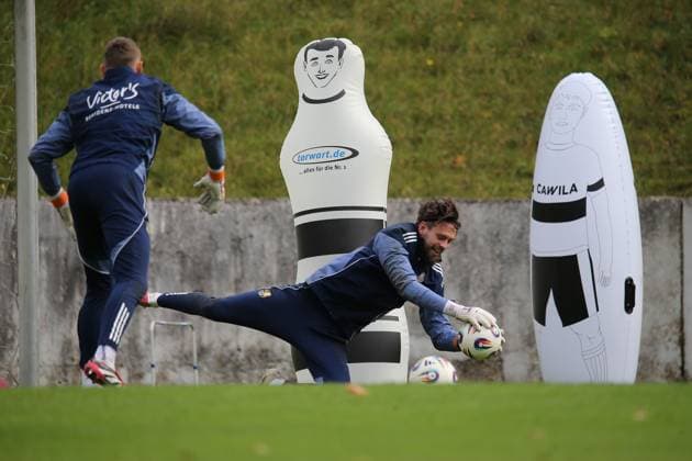 21 10 2025, xmohx, Fußball 3 Liga, 1 FC Saarbrücken Training v l Phillip Menzel 1 FC Saarbruecken DFL DFB REGULATIONS PROHIBIT ANY USE OF PHOTOGRAPHS as IMAGE SEQUENCES and or QUASI VIDEO Saarbrücken