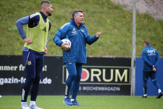 21 10 2025, xmohx, Fussball 3 Liga, 1 FC Saarbrücken Training v l Coach Alois Schwartz 1 FC Saarbruecken gives instructions, gesticulates, gesticulate with arms gives instructions, gesticulate DFL DFB REGULATIONS PROHIBIT ANY USE OF PHOTOGRAPHS as IMAGE SEQUENCES and or QUASI VIDEO Saarbrücken