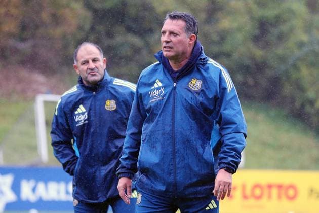 21 10 2025, xmohx, Fußball 3 Liga, 1 FC Saarbrücken Training v l Trainer Alois Schwartz 1 FC Saarbruecken DFL DFB REGULATIONS PROHIBIT ANY USE OF PHOTOGRAPHS as IMAGE SEQUENCES and or QUASI VIDEO Saarbrücken
