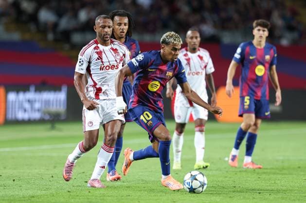October 21, 2025, Barcelona, Barcelona, SPAIN: Ayoub El Kaabi of Olympiacos FC and Lamine Yamal of FC Barcelona, Barca in action during the UEFA Champions League 2025 26 League Phase MD3 match between FC Barcelona and Olympiacos FC at Estadi Olimpic Lluis Companys on October 21, 2025 in Barcelona, Spain. Barcelona SPAIN - ZUMAa181 20251021_zaa_a181_146 Copyright: xIrinaxR.xHipolitox