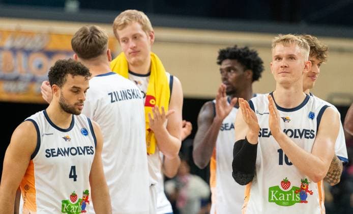 21 10 2025, Basketball, Men, FIBA Europe Cup, Season 2025 26, Group B, 2 Matchday, Rostock Seawolves Windrose Giants Antwerp The Rostock Seawolves basketball players thank the spectators for their support after the game Åukasz Kolenda Rostock Seawolves, re Rostock Stadthalle Mecklenburg Vorpommern Germany
