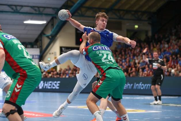 21 10 2025, xtgx, Handball, DHB Pokal 2 round, Dessau Rosslauer HV 06 SC Magdeburg v l Fritz Leon Haake Dessau, 6 , Christian O Sullivan Magdeburg, 24 duel, duel, fight, tackle Dessau
