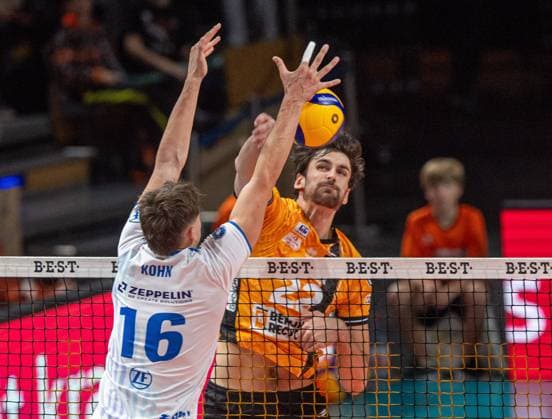 Volleyball, Men, Season 2025 2026, 1 Bundesliga 1 Matchday , BR Volleys VfB Friedrichshafen, f l Simon Kohn Friedrichshafen , Jake Hanes BR Volleys , 21 10 2025, Copyright: xSebastianxRäppold MatthiasxKochx
