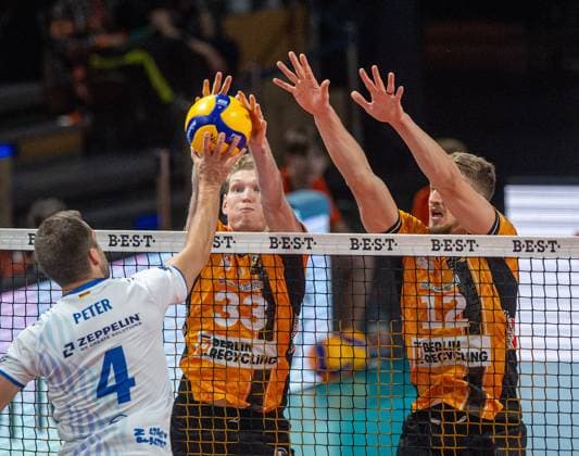 Volleyball, Men, Season 2025 2026, 1 Bundesliga 1 Matchday , BR Volleys VfB Friedrichshafen, f l Tim Peter Friedrichshafen , Fedor Ivanov BR Volleys , Florian Krage Brewitz BR Volleys , 21 10 2025, Copyright: xSebastianxRäppold MatthiasxKochx
