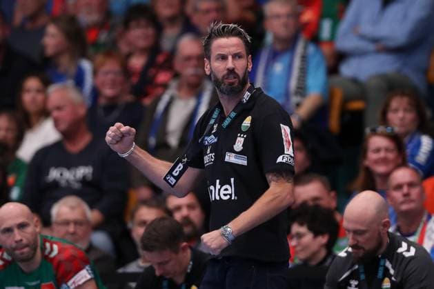 21 10 2025, xtgx, Handball, DHB Pokal 2 Runde, Dessau Rosslauer HV 06 SC Magdeburg v l Bennet Wiegert Magdeburg, Trainer Jubel, Torjubel, jubelt ueber das Tor, celebrate the goal, celebration Dessau