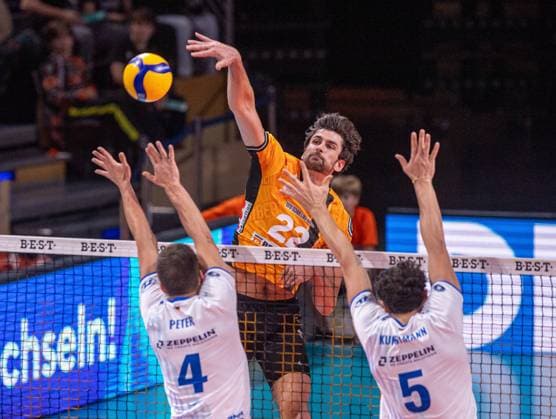 Volleyball, Men, Season 2025 2026, 1 Bundesliga 1 Matchday , BR Volleys VfB Friedrichshafen, f l Tim Peter Friedrichshafen , Jake Hanes BR Volleys , Louis Kunstmann Friedrichshafen , 21 10 2025, Copyright: xSebastianxRäppold MatthiasxKochx