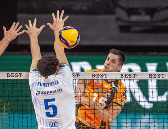 Volleyball, Men, Season 2025 2026, 1 Bundesliga 1 Matchday , BR Volleys VfB Friedrichshafen, f l Louis Kunstmann Friedrichshafen , Moritz Reichert BR Volleys , 21 10 2025, Copyright: xSebastianxRäppold MatthiasxKochx