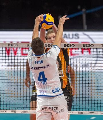 Volleyball, Men, Season 2025 2026, 1 Bundesliga 1 Matchday , BR Volleys VfB Friedrichshafen, v l Tim Peter Friedrichshafen , Fedor Ivanov BR Volleys , 21 10 2025, Copyright: xSebastianxRäppold MatthiasxKochx